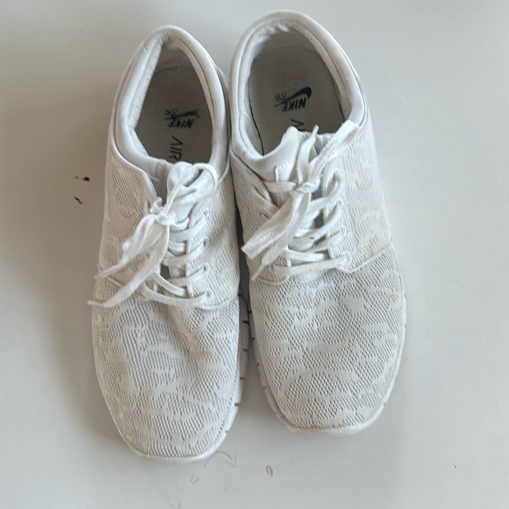 9.5 Nike Air white sneakers
